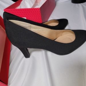 BRAND NEW NEVER WORN In original box DSW Kelly and Katie classic black Pumps